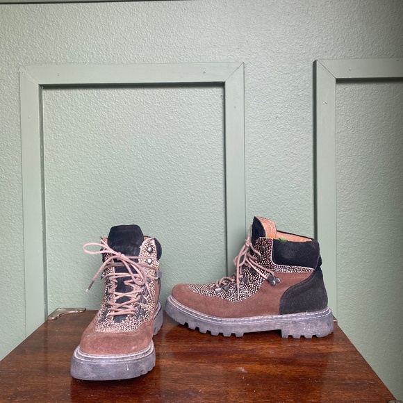 And/Or Ladies Leopard Print Walking Boots - Picture 1 of 7